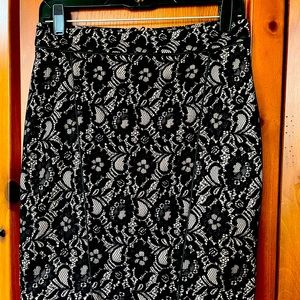 Express lace, fully lined size 2 skirt with stretch.